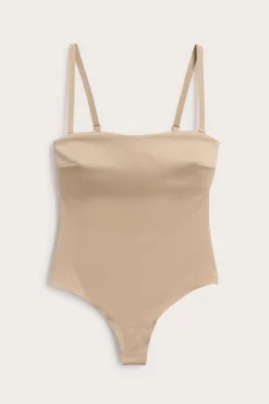 Body ze stringami, lekko modelujące, z wyściełanymi miseczkami