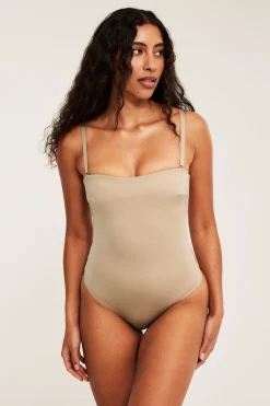 Body ze stringami, lekko modelujące, z wyściełanymi miseczkami