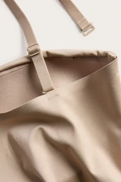Body ze stringami, lekko modelujące, z wyściełanymi miseczkami