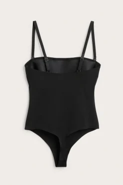 Body ze stringami, lekko modelujące, z wyściełanymi miseczkami