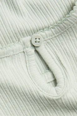 Body z krótkimi bufiastymi rękawami