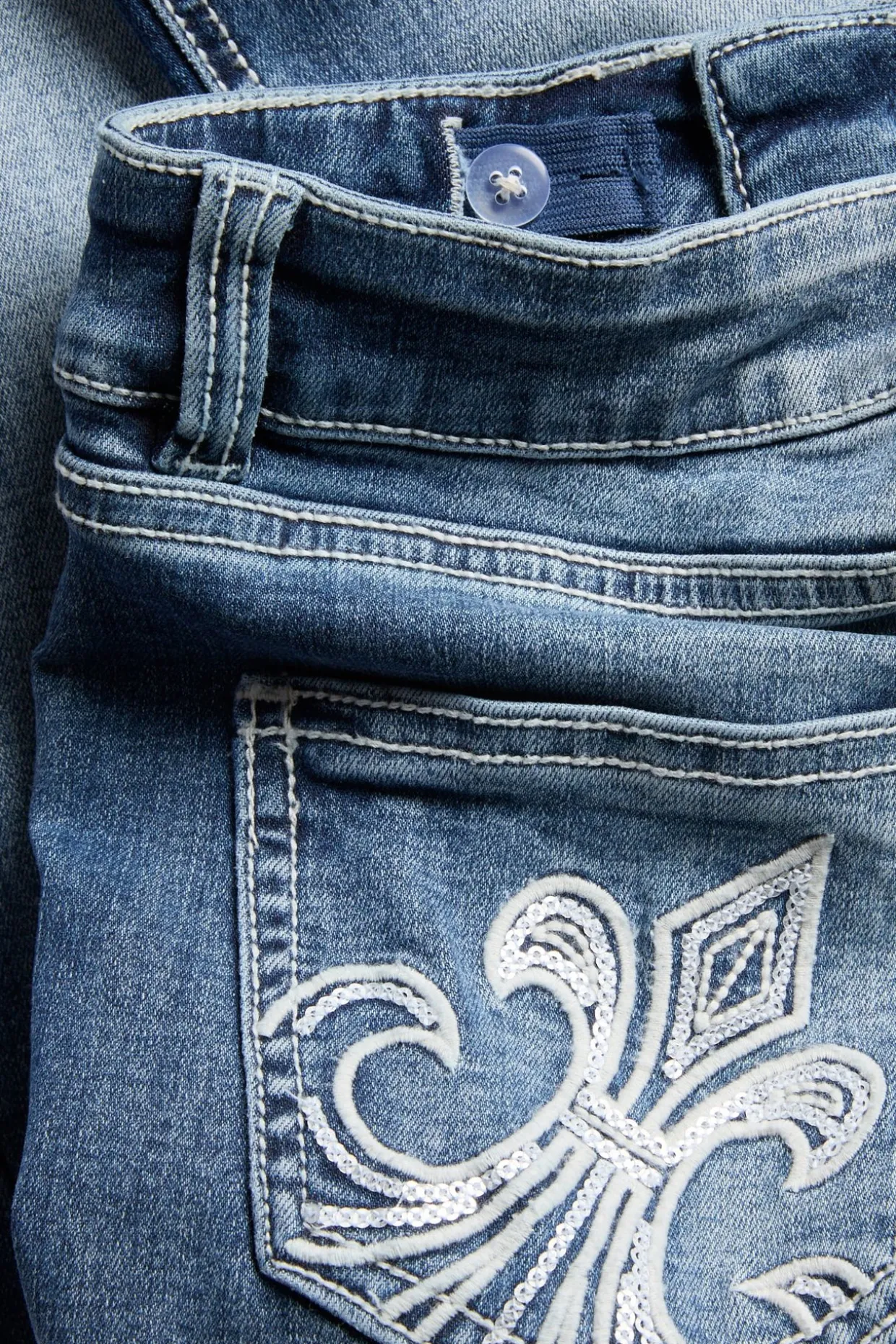 Dżinsy dzwony z niskim stanem i haftowanymi tylnymi kieszeniami