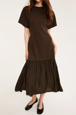 Długa sukienka z krótkimi rękawami