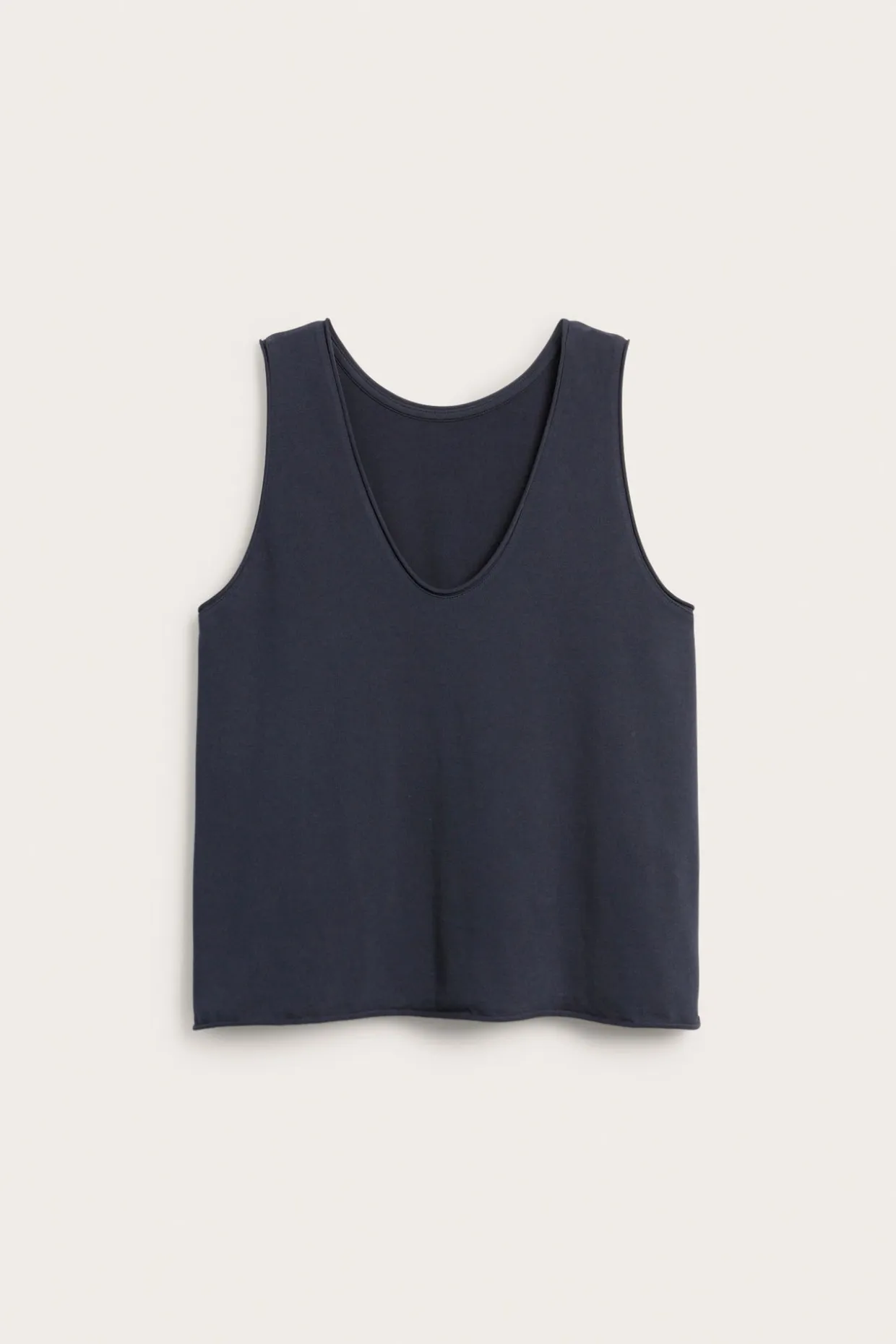 Koszulka z dekoltem w serek i podwiniętymi krawędziami