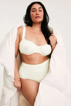 Majtki biodrówki lekkie modelowanie