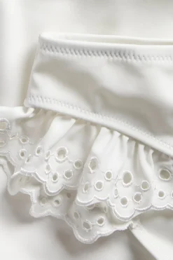 Majtki brazyliany od bikini, z haftem angielskim