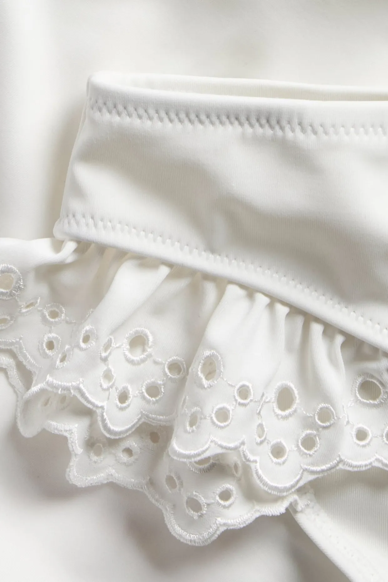 Majtki brazyliany od bikini, z haftem angielskim
