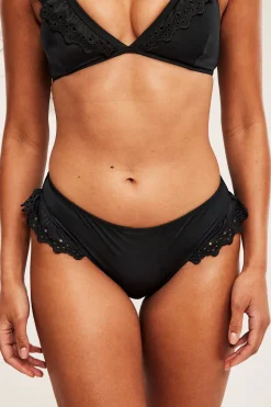 Majtki brazyliany od bikini, z haftem angielskim