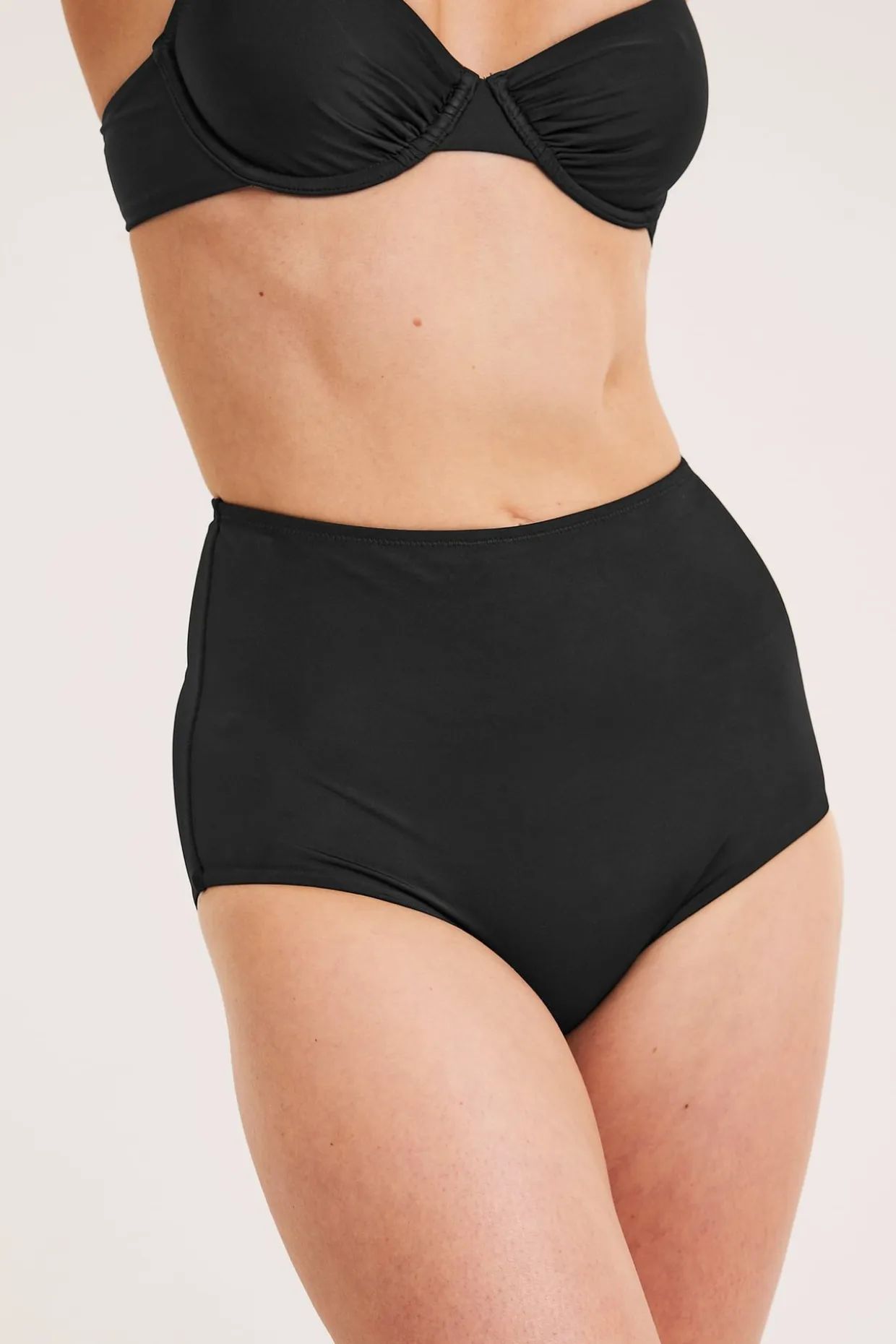 Majtki od bikini, typu biodrówki, lekki stopień modelowania