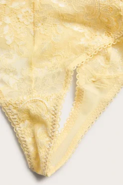 Majtki stringi z koronkowymi detalami