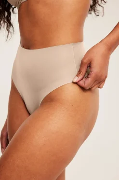 Majtki typu stringi, bezszwowe, lekko modelujące