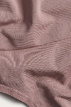 Majtki typu stringi, lekko modelujące