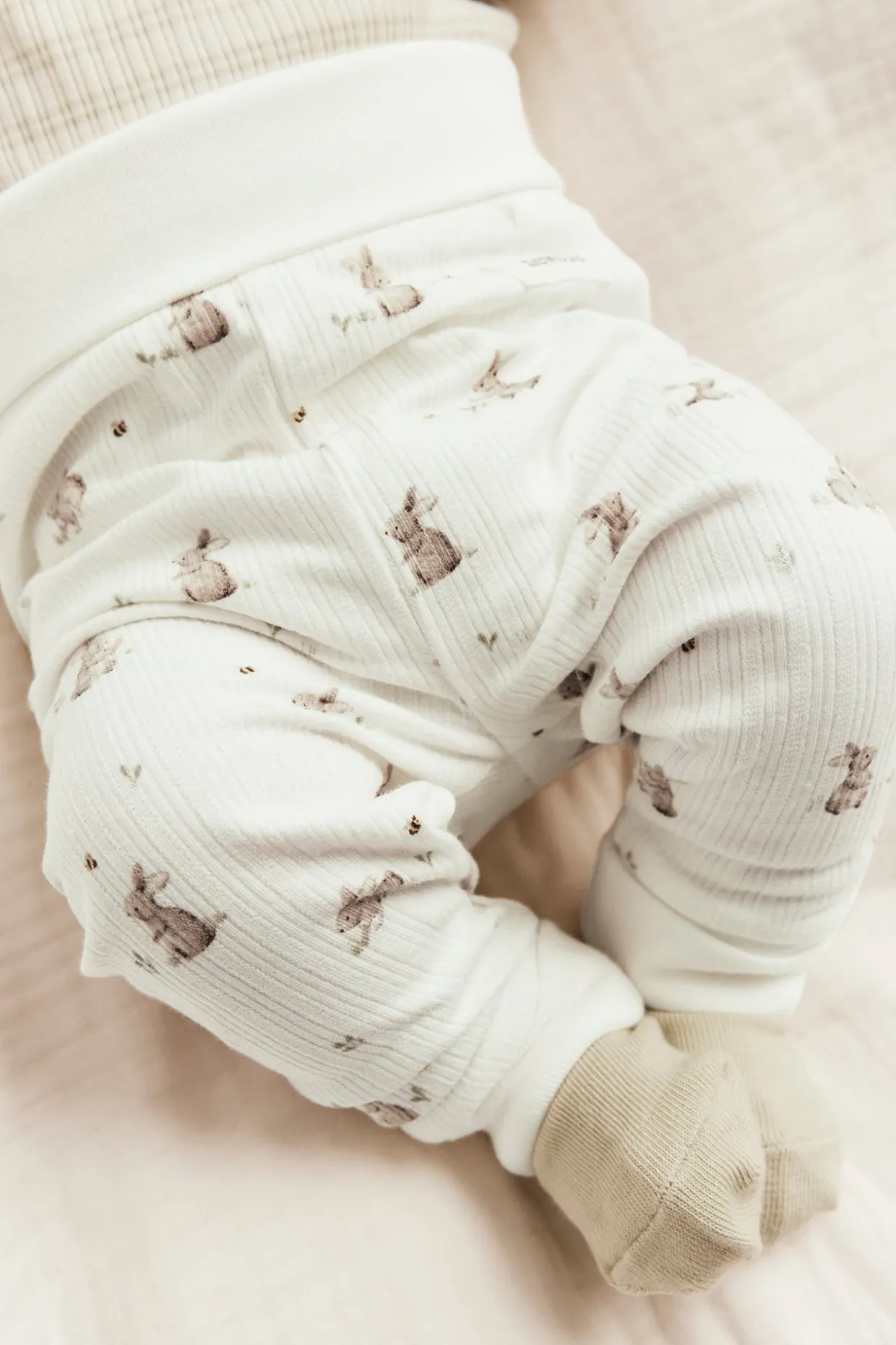 Prążkowane legginsy w króliki