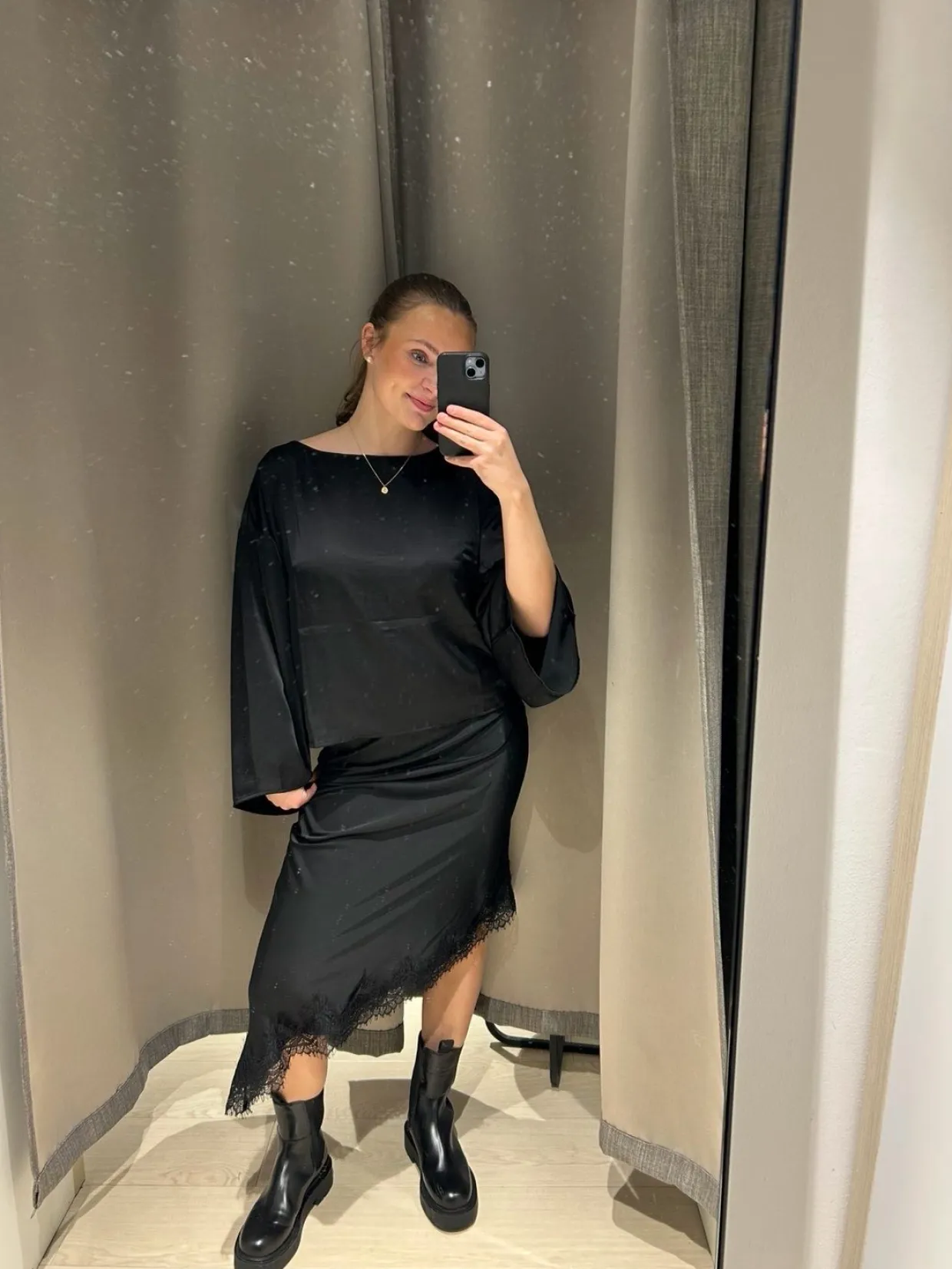 Satynowa spódnica z koronkową krawędzią