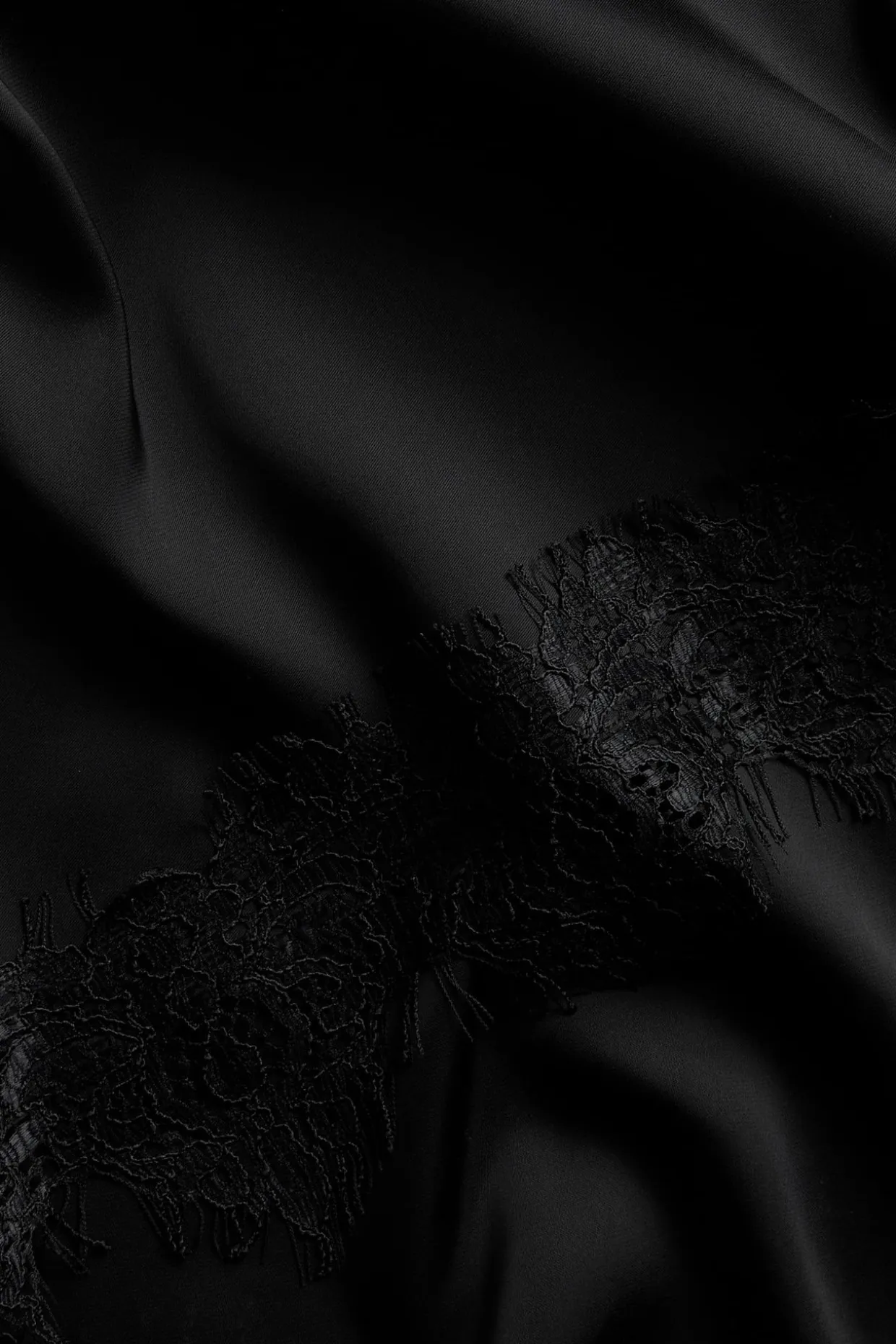 Satynowa sukienka z koronkową lamówką