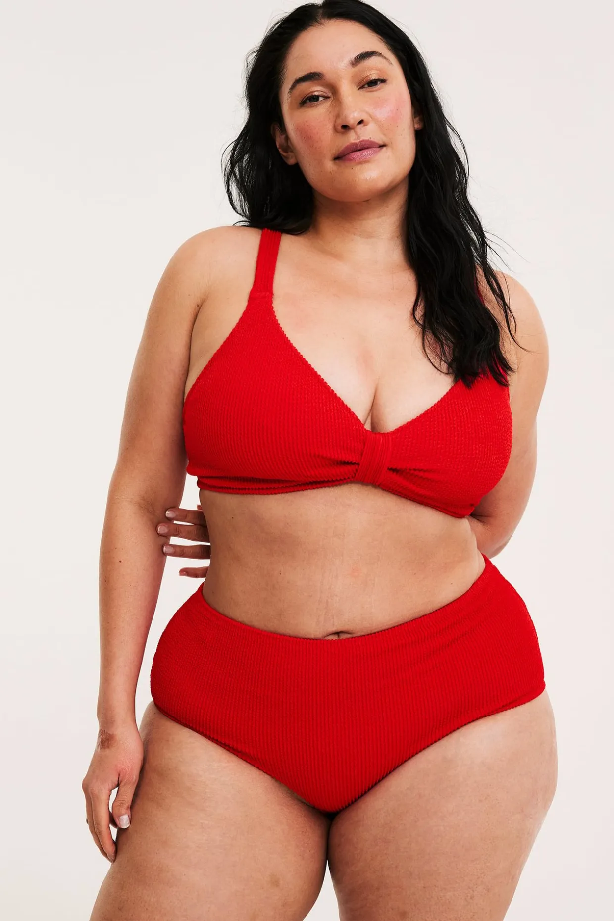 Stanik od bikini o wyraźnej strukturze