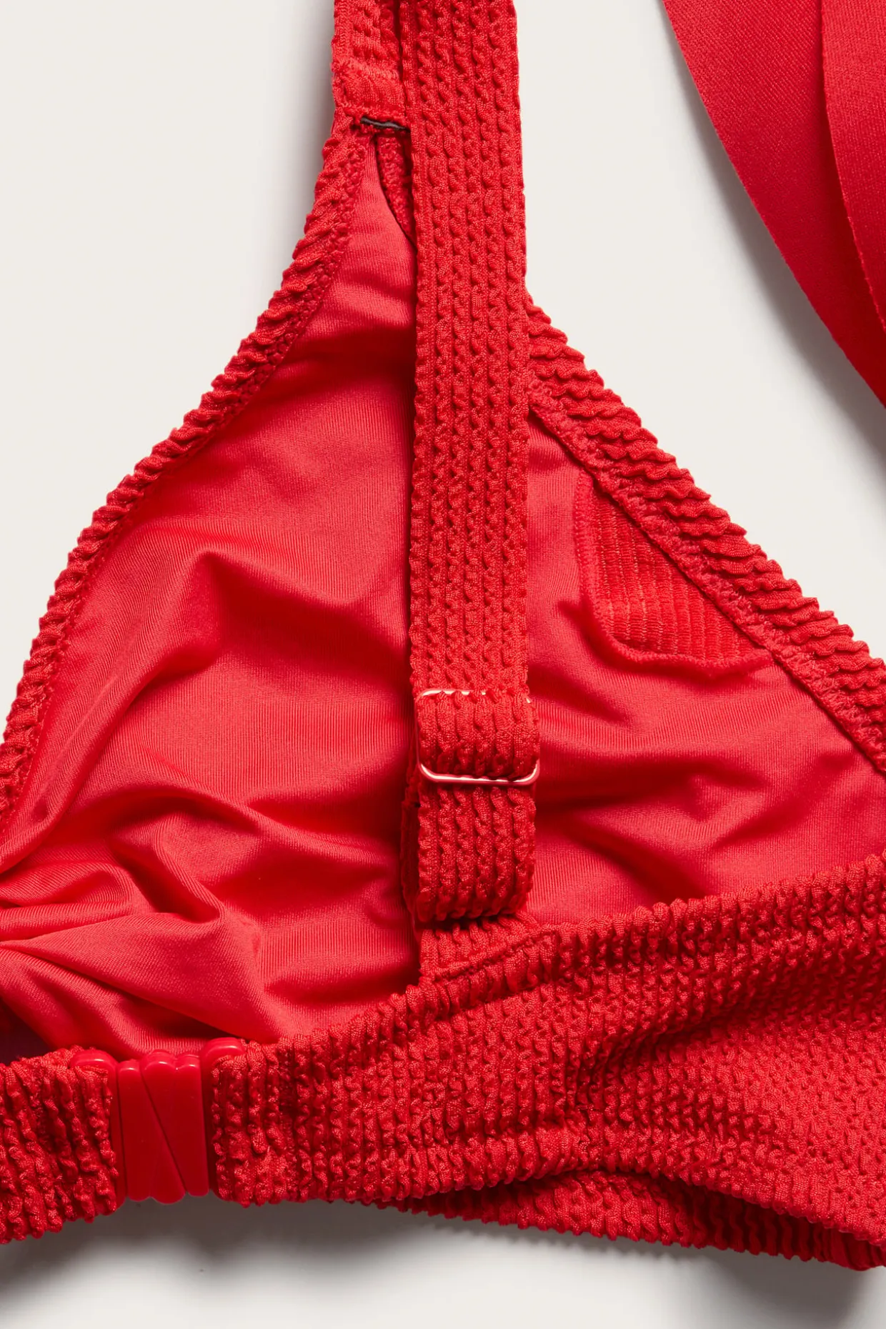 Stanik od bikini o wyraźnej strukturze