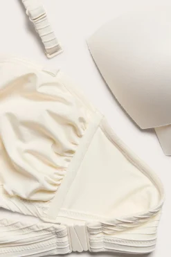 Stanik od bikini o wyraźnej strukturze