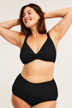 Stanik od bikini o wyraźnej strukturze