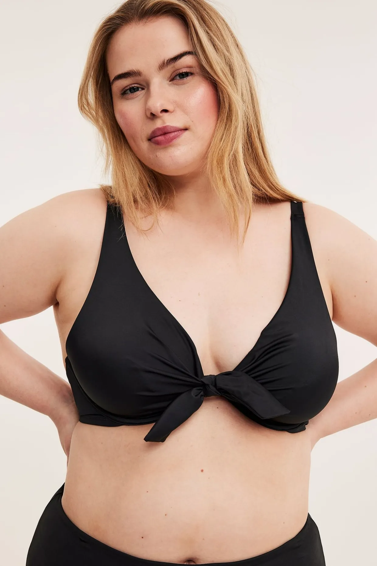 Stanik od bikini, z wiązaniem