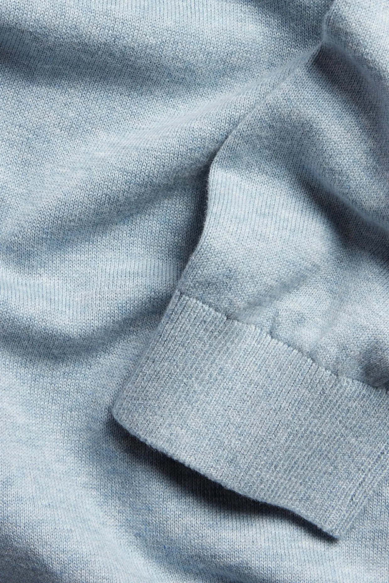 Sweter z dzianiny o drobnym splocie