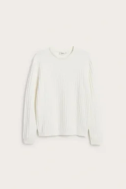 Sweter z dzianiny o wyraźnej strukturze