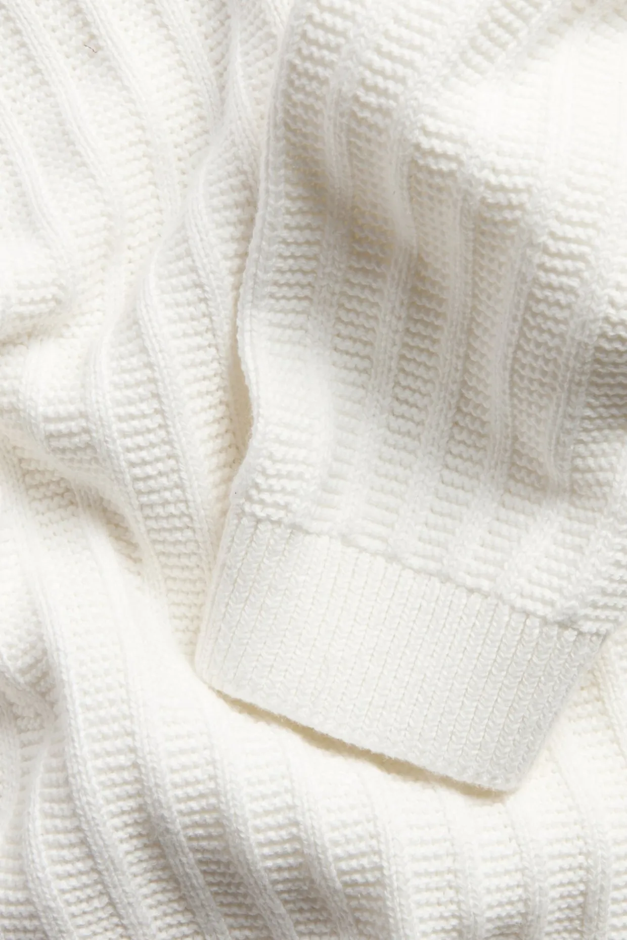 Sweter z dzianiny o wyraźnej strukturze