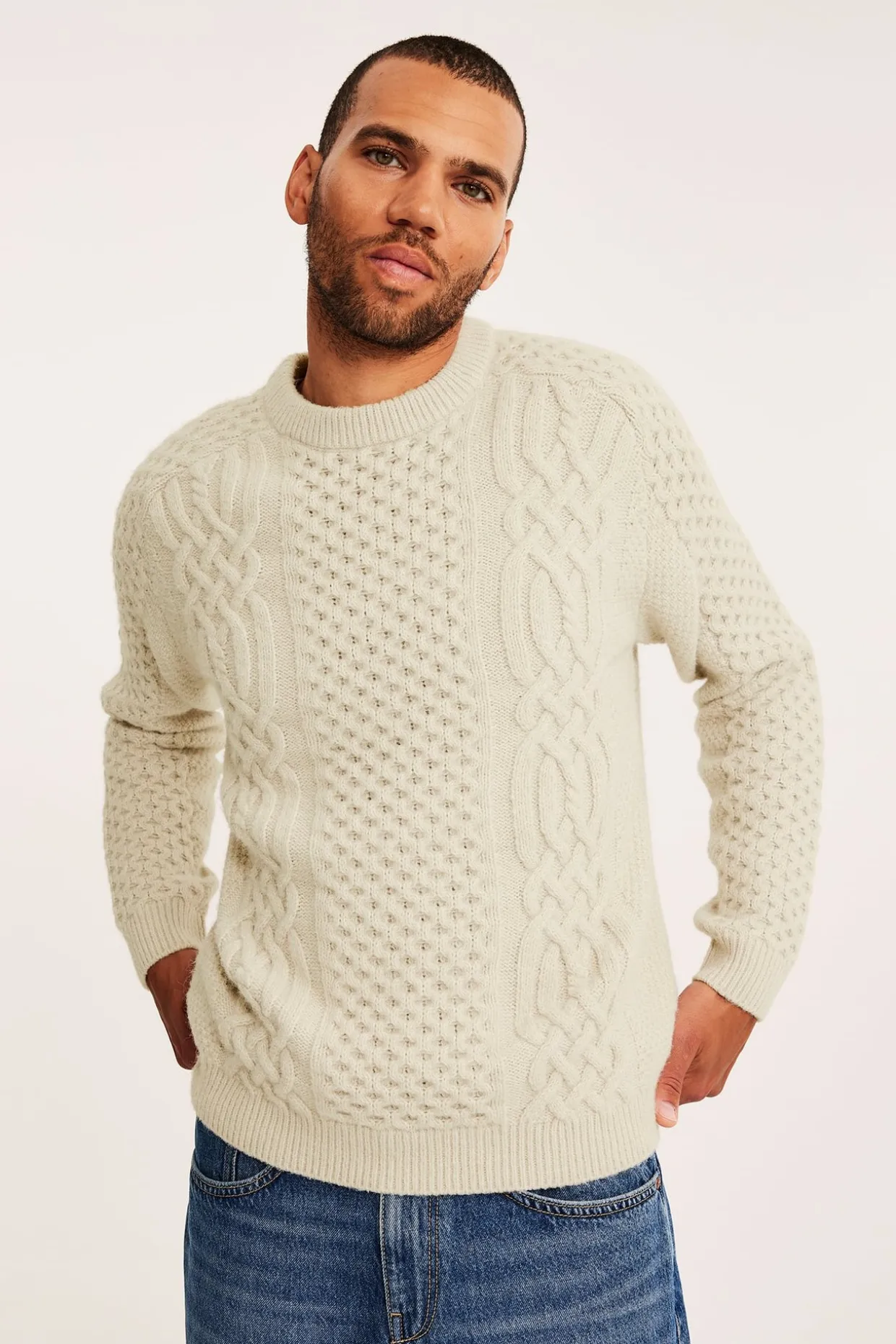 Sweter z dzianiny w warkocze