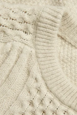 Sweter z dzianiny w warkocze