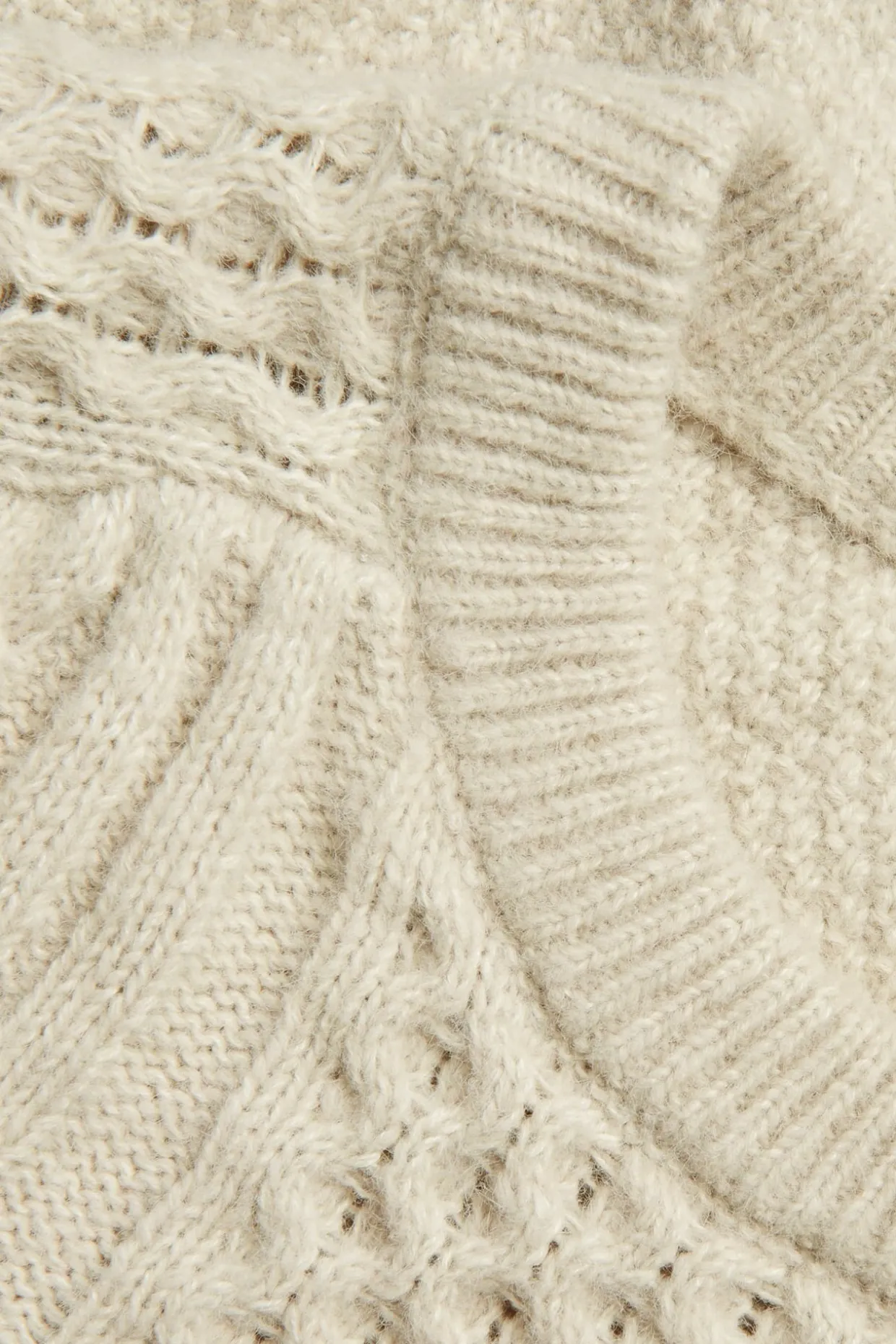 Sweter z dzianiny w warkocze