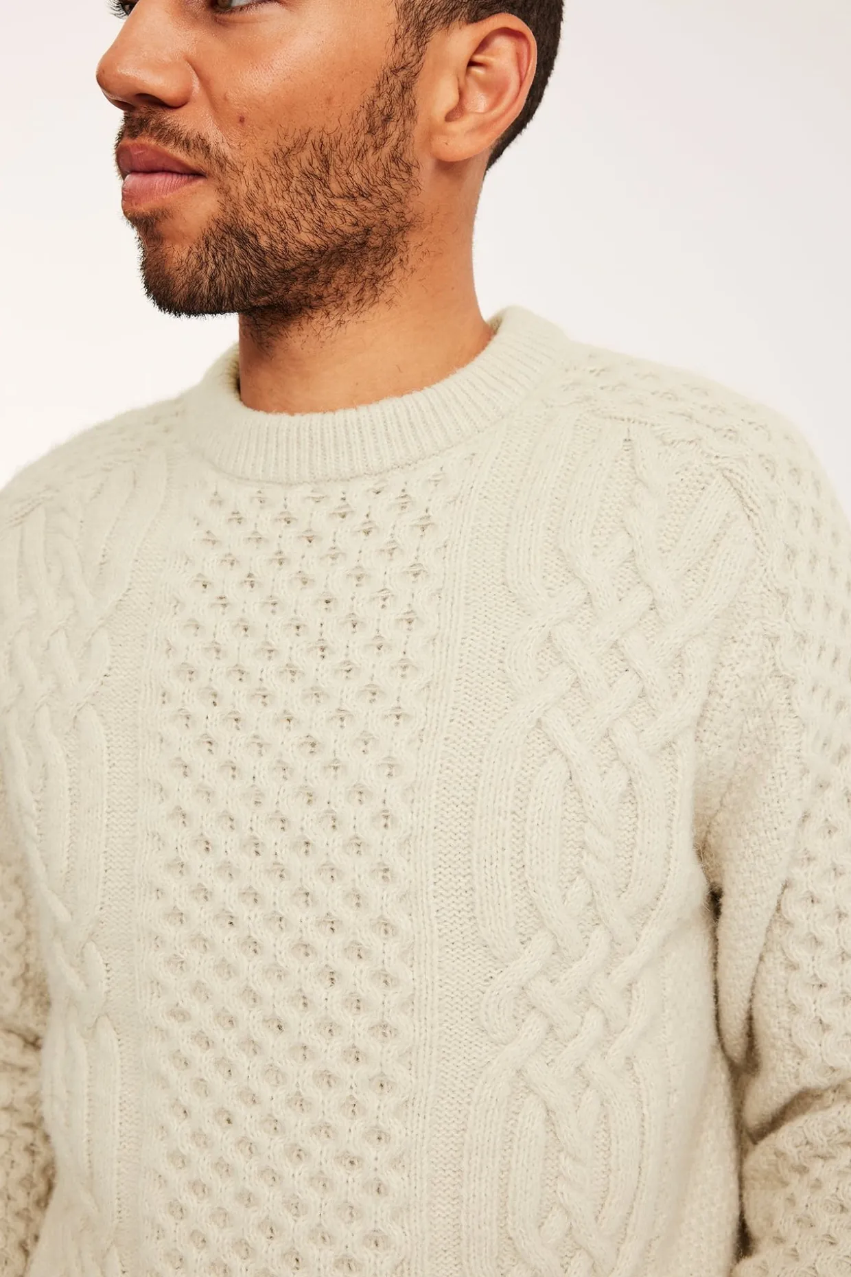 Sweter z dzianiny w warkocze