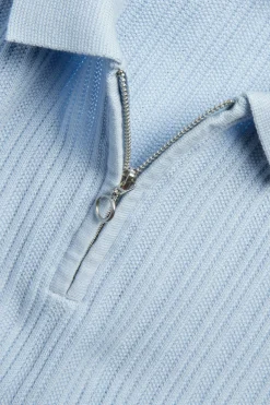 Sweter z dzianiny, z krótkimi rękawami i zamkiem błyskawicznym do połowy długości.