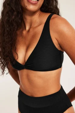 Top od bikini ze skręconym detalem