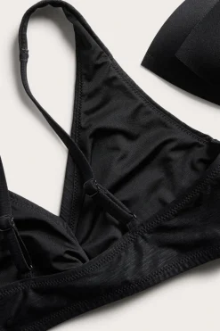 Top od bikini ze skręconym detalem