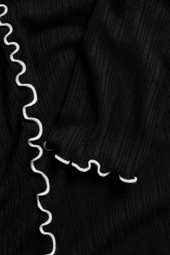 Top z długimi rękawami i krawędziami typu baby overlock