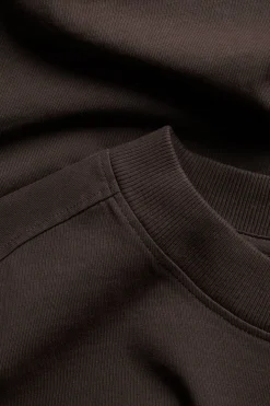 T-shirt o pudełkowym fasonie z podwiniętymi brzegami