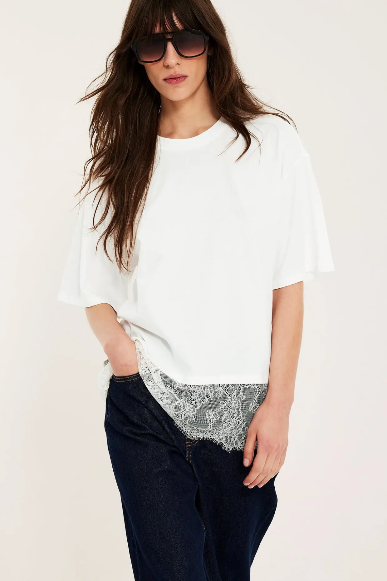 T-shirt z koronkową krawędzią
