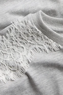 T-shirt z koronkowymi detalami