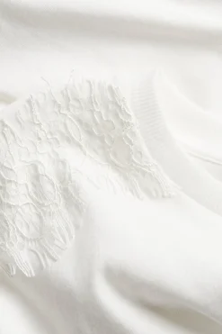 T-shirt z koronkowymi detalami