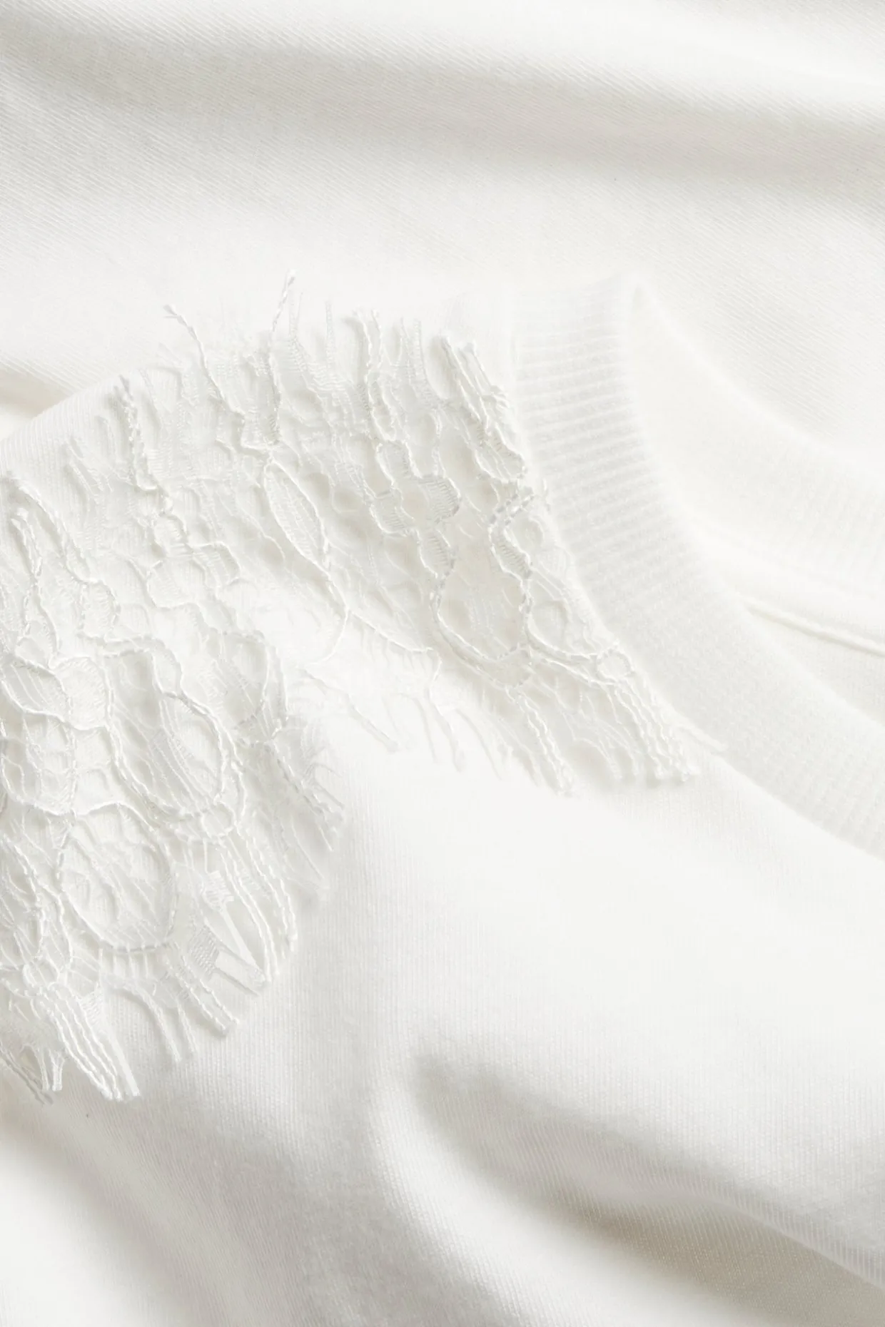 T-shirt z koronkowymi detalami