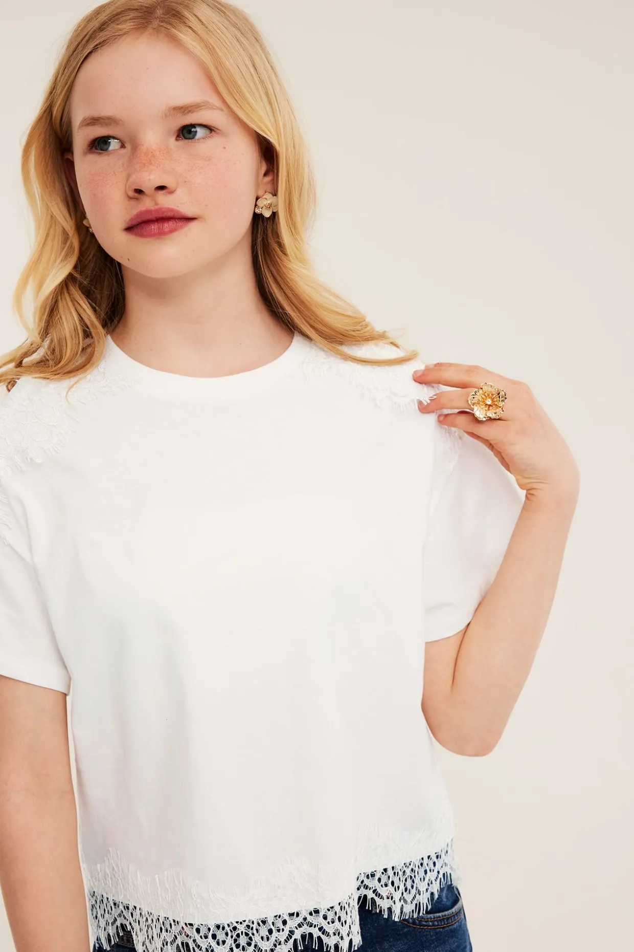 T-shirt z koronkowymi detalami