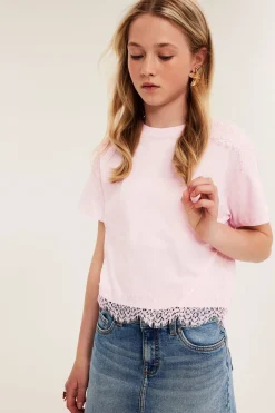 T-shirt z koronkowymi detalami