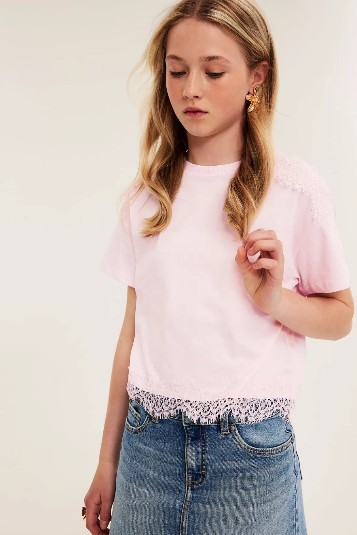 T-shirt z koronkowymi detalami